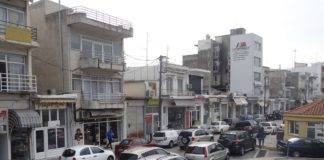 Τα πεζοδρόμια γίνονται χώροι στάθμευσης, οι πεζόδρομοι γίνονται δρόμοι και οι πεζοί περπατούν στον… δρόμο