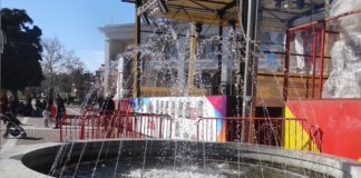 Χωρίς την μικρή εξέδρα στο σιντριβάνι οι φετινές εκδηλώσεις της πλατείας