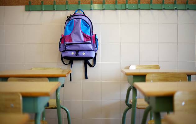 school-bag-class-desks