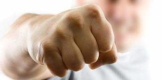 Απίστευτη χειροδικία κατά του Μαν. Φανουράκη -Καταδικάζουν την επίθεση πολιτικά κόμματα και αυτοδιοικητικοί