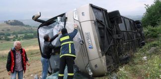 Σοβαρό τροχαίο στη Δράμα. Ανατροπή λεωφορείου με 14 τραυματίες