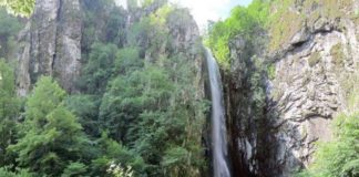 Γυναίκα γλίστρησε στους καταρράκτες του Λειβαδίτη και έσπασε τον αστράγαλό της