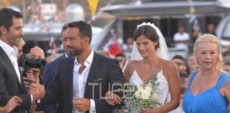Σάκης Τανιμανίδης – Χριστίνα Μπόμπα: Ο λαμπερός γάμος τους στη Σίφνο με τους διάσημους φίλους τους! Με βάρκα έφτασε στην εκκλησία η νύφη! Φωτογραφίες