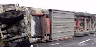 Ανατροπή νταλίκας στην Άσπρη Άμμο με δύο τραυματίες