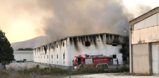 Μαίνεται ακόμη η φωτιά στις αποθήκες Μισσιριάν