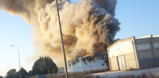 Φωτιά στις αποθήκες Μισσιριάν στην Καβάλα – Εξετάζεται η τοξικότητα του νέφους