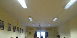 «Πονοκεφαλιάζει» η περίφημη εξέδρα για τον χρόνο παραμονής της στην πλατεία