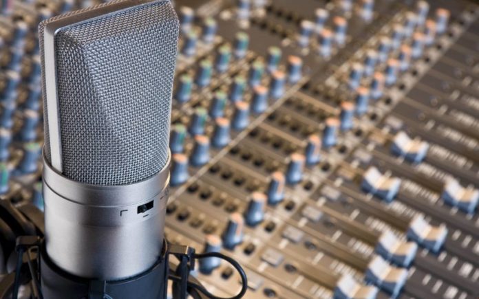 microphone_remote_studio_eq_80020_3840x2400