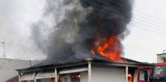 Πριν λίγο: Στις φλόγες σπίτι στην Ν. Καρβάλη (ΦΩΤΟ)