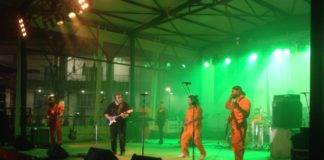 “Φωτιά” στην σκηνή έβαλαν οι 15-50 και ο Δημήτρης Σταρόβας