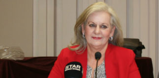 Η Ελένη Δημούδη… «ξεδοντιάζει» τον Χρ. Τοψίδη!