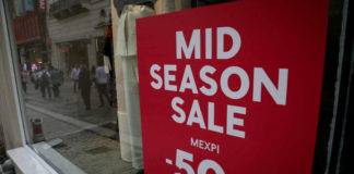 Ενδιάμεσες εκπτώσεις 2019: Αντίστροφη μέτρηση – Δείτε πότε ξεκινούν και πόσο θα διαρκέσουν