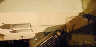 Σφοδρή σύγκρουση ΙΧ με μετανάστες σε…τοίχο σπιτιού στην είσοδο της Ξάνθης απο τα Κιμμέρια, μετά απο κινηματογραφική καταδίωξη