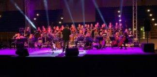 «Πάμε γι΄άλλες πολιτείες» στο «Αμοιρίδειο» – Στ. Σπανουδάκης και το μουσικό σχήμα του, «έκλεισαν» την επετειακή ημέρα του εορτασμού των «Ελευθερίων»