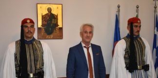 Οι Εύζωνες στον Δήμαρχο Ξάνθης