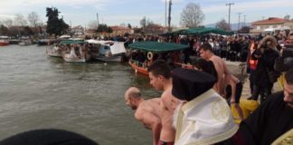 Ηρωικοί βουτηχτές στο Πόρτο Λάγος και μια ηρωίδα ανάμεσα τους (Φωτογραφίες και βίντεο)