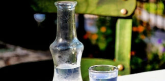 Δεν καταργείται το «χύμα τσίπουρο» από εστιατόρια και ταβέρνες