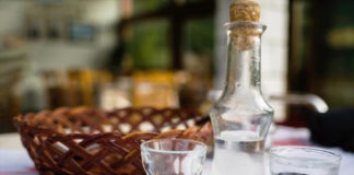 Τέλος το χύμα τσίπουρο σε εστιατόρια, καφενεία αλλά και κάβες