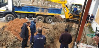 Μεγάλη βλάβη σε κεντρικό αγωγό στην οδό Έλλης – Επί τόπου απο τις 6.00 το πρωί τα συνεργεία της ΔΕΥΑΞ