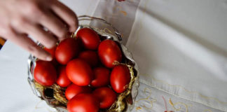 Πάσχα: Με μοντέλο Χριστουγέννων το φετινό τραπέζι – Τα SMS και τα self test