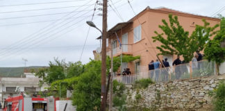 Συμβαίνει Τώρα: Κάτοικος του Ζυγού Καβάλας απειλεί να βάλει φωτιά στο σπίτι του