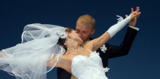 Η απαγόρευση του χορού στις δεξιώσεις, αναβάλλει ξανά και τον…Χορό του «Ησαΐα»