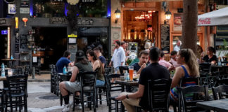 Κλειστοί χώροι: Όλα όσα αλλάζουν από την Δευτέρα – Τι ισχύει για εμβολιασμένους και μη