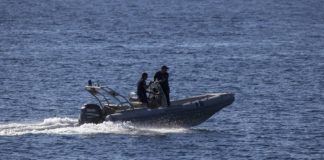 Τούρκοι απειλούν να σφάξουν και επιχειρούν να βουλιάξουν Έλληνες ψαράδες στους Φούρνους (Vid)