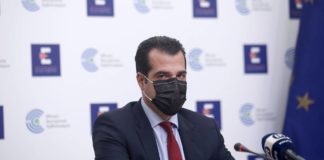 Νέα μέτρα: Δείτε live την εξειδίκευσή τους από τον υπουργό Υγείας, Θάνο Πλεύρη