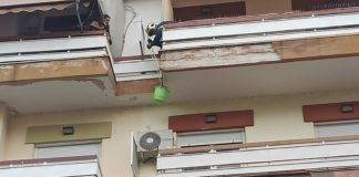 Παρά λίγο ατύχημα… Έπεσαν σοβάδες από τον 5ο όροφο πολυκατοικίας στην οδό Τσιμισκή