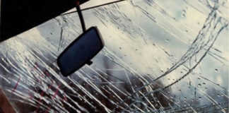 Ατύχημα πριν λίγο στην Εκτενεπόλ με ελαφρά τραυματία οδηγό ΙΧ