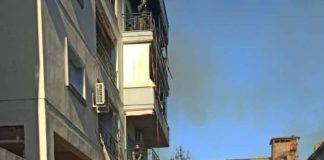 Κάηκαν και Ι.Χ – άρπαξε και ο τοίχος γειτονικής οικοδομής.