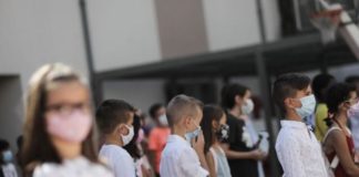 Ομοσπονδία Γονέων ΑΜ-Θ: Κόψιμο μισθού στους γονείς επειδή τόλμησαν (!!!) τα παιδιά τους να κολλήσουν covid.