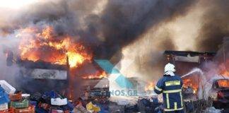 Κάηκαν φορτηγά, αμάξια και κατασκευές από λαμαρίνες στον οικισμό Αλάν Κογιού