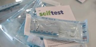 Στα φαρμακεία από σήμερα τα self tests για μαθητές και εκπαιδευτικούς