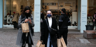 Πότε κλειδώνει η κατάργηση του πιστοποιητικού εμβολιασμού – Xωρίς rapid test οι ανεμβολίαστοι στην εστίαση