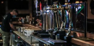 Στο «συρτάρι» από 1/5 τα μέτρα – Τι αλλάζει για εμβολιασμένους και ανεμβολίαστους