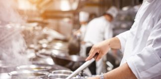 «Σπάνιο είδος» οι εργαζόμενοι στον τουρισμό – Στα… κάγκελα οι επιχειρήσεις