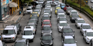 Οδήγηση στη ΛΕΑ: Η κακή συνήθεια των οδηγών και τα πρόστιμα που επισύρει