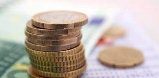 Ριζικές αλλαγές στα επιδόματα ΟΠΕΚΑ και ΟΑΕΔ: Όλα σε προπληρωμένες κάρτες και «ταβάνι» στις αναλήψεις