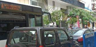 Αστικό λεωφορείο «κόλλησε» σε…παρκαρισμένα αυτοκίνητα στην οδό 28ης Οκτωβρίου