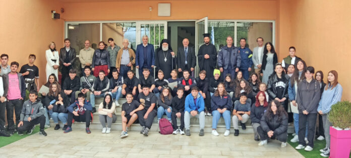 φωτ.3 Μετά την εκδήλωση συνολική φωτογραφία μαθητών, καθηγητών και προσκεκλημμένων με τον χορηγό των βραβείων κ.Τάσο Κοντογιαννίδη