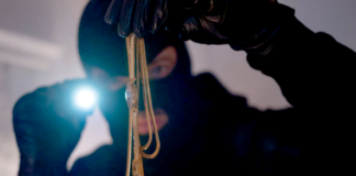 Τέσσερις ανήλικοι έκλεψαν από επιχείρηση της Ξάνθης ρολόγια και χρήματα