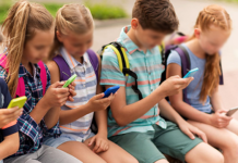 Μέσα κοινωνικής δικτύωσης: Ολοένα και πιο προβληματική η χρήση από τους εφήβους στην Ευρώπη – Οι προειδοποιήσεις του ΠΟΥ