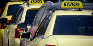 Ταξί: Προθεσμία τριών εβδομάδων για τα αυτοκόλλητα των POS της ΑΑΔΕ