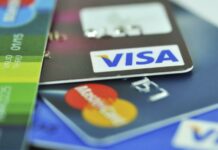 Έκλεψε κινητό τηλέφωνο και τραπεζικές κάρτες και πήγε για… ψώνια