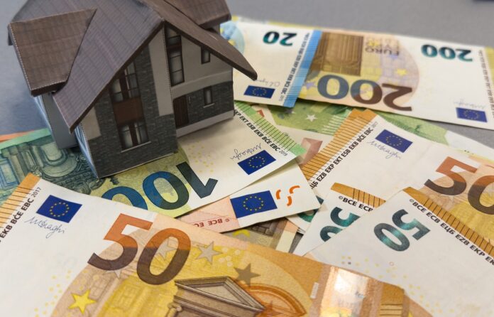 Close-up,Of,A,House,Model,On,Euro,Bank,Note