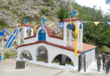 Προεόρτιος Θ. Λειτουργία στο εκκλησάκι Αγ. Γεωργίου και Αγ. Δημητρίου στις Σάτρες