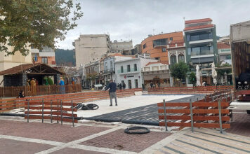 Στήνεται το Παγοδρόμιο – Έτοιμη και η εξέδρα στην Κεντρική Πλατεία