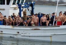 Θεοφάνεια στο Π. Λάγος: Ο Βασίλης Ρωμανός, ανέσυρε τον Τίμιο Σταυρό